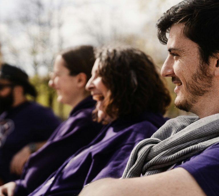 Teamevent für Firmen, Fachkräfte und Teams deutschlandweit mit Zonovo Erwachsene Menschen sitzen und lachen bei einer Reflexionsrunde während eines Teamevents.