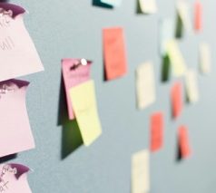 Fortbildungen für Firmen, Fachkräfte und Teams deutschlandweit mit Zonovo Nahaufnahme einer Metaplanwand mit gesammelten Ideen auf Notizzetteln während einer Fortbildung mit Zonovo